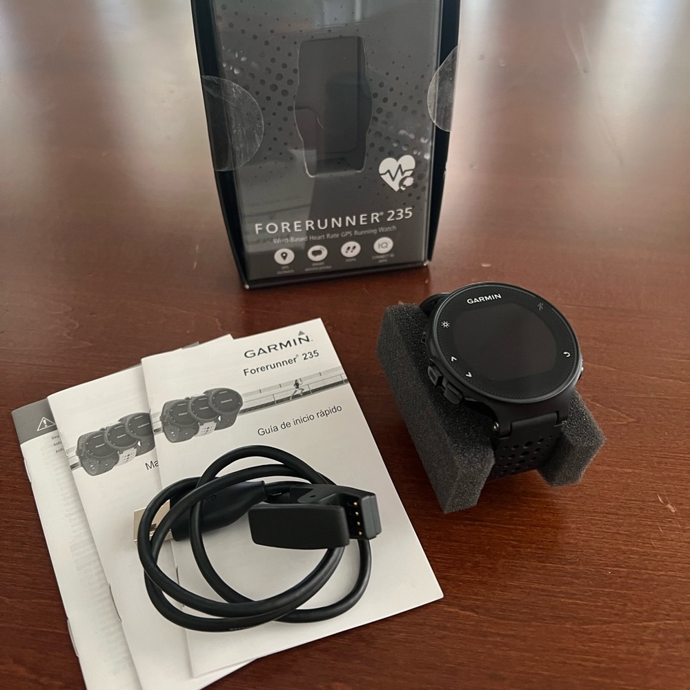 Garmin Forerunner 235 - Wrist Based Heart Rate GPS Running Watch - Black/Grey